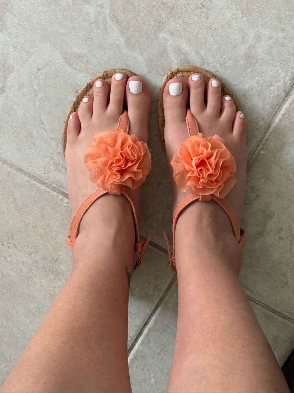 Jaclyn Smith Sandals Womens 8 Peach Coral Flower Thong T-Strap Flat Cork Footbed